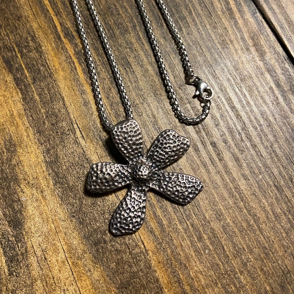 Retired Silpada flower necklace with 18” box chain. Looks brand new.
